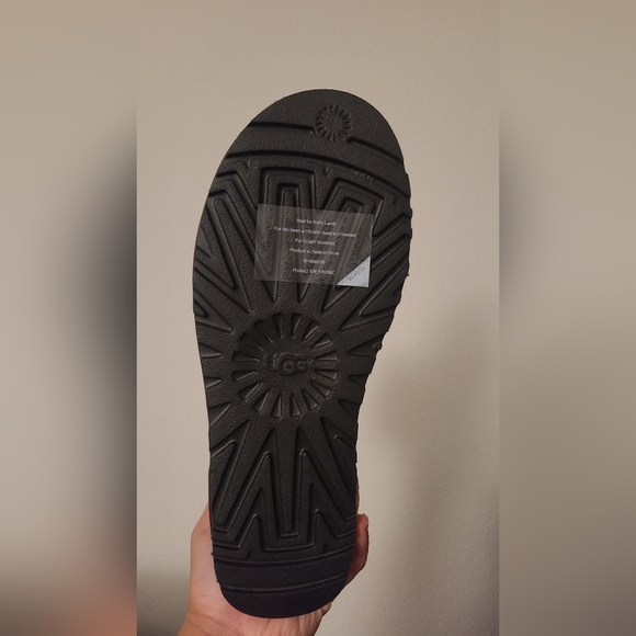 Brand new Uggs Classic Short II - Picture 1 of 7